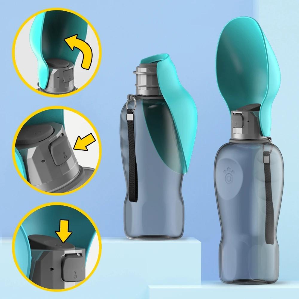 Botella de agua para perro usada durante un paseo